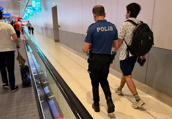 Gösterisinde Kur’an-ı Kerim İle Dalga Geçmişti! Sözde Komedyen Deniz Göktaş’tan Pişkin Savunma